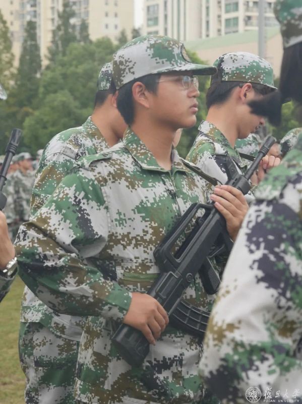 军训第三天—晒伤的皮肤和未完成的军姿