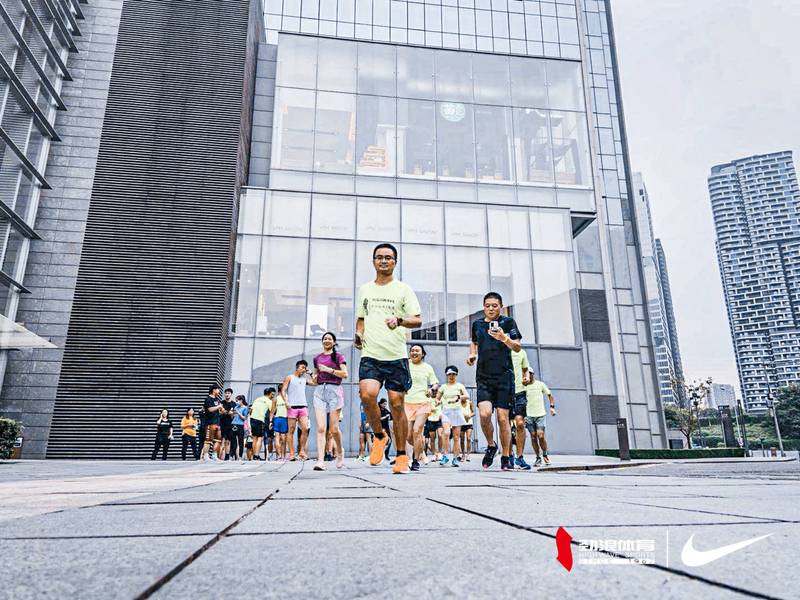 热闹的广场｜生活的画卷