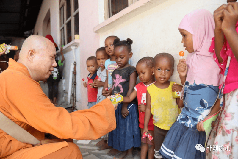 今天，我去了孤儿院，孩子们的眼睛亮得像星星！